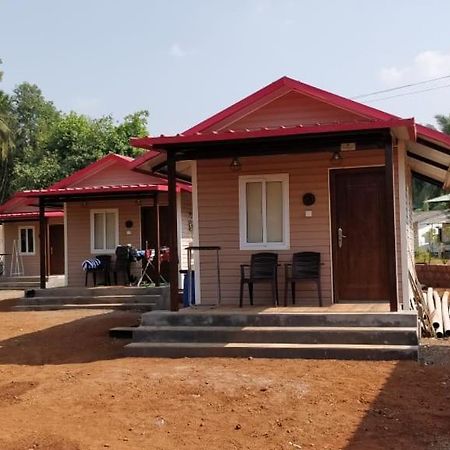 Feet Up Amaranth Resort Dāpoli Екстериор снимка