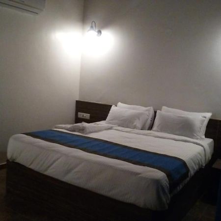 Feet Up Amaranth Resort Dāpoli Екстериор снимка