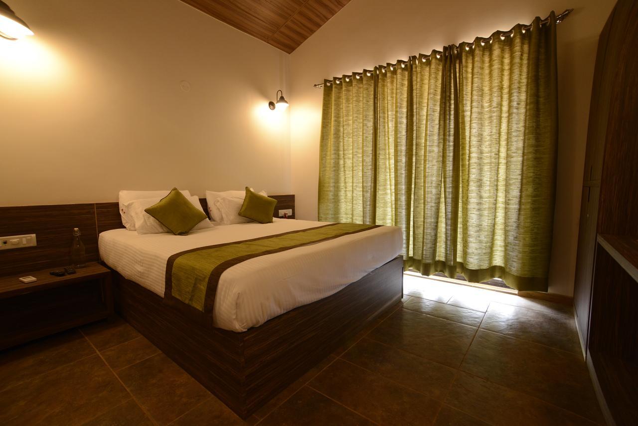 Feet Up Amaranth Resort Dāpoli Екстериор снимка